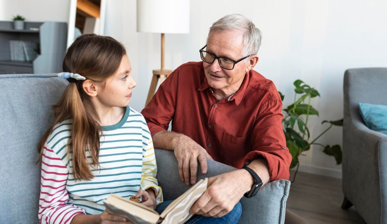 Abuelo y nieta leyendo un libro