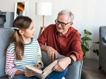 Abuelo y nieta leyendo un libro
