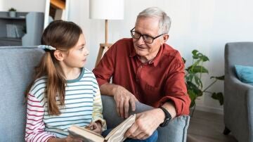 Abuelo y nieta leyendo un libro