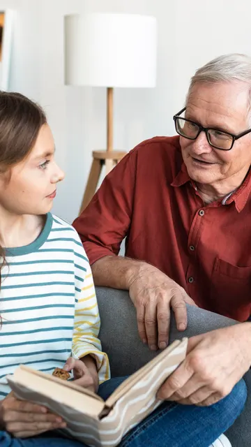 Abuelo y nieta leyendo un libro Abuelo y nieta leyendo un libro
