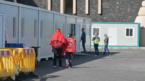 Un nuevo cayuco llega a El Hierro con 61 personas a bordo Un nuevo cayuco llega a El Hierro con 61 personas a bordo