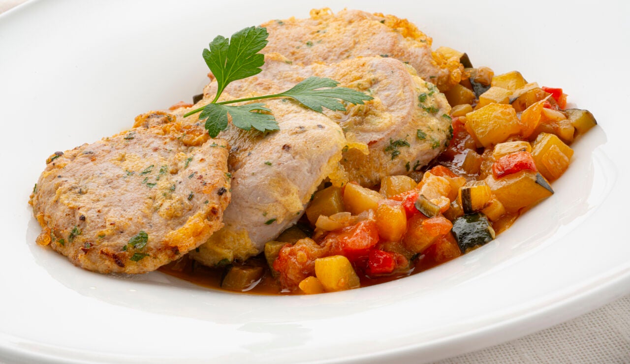 Un plato perfecto: Receta de solomillo de cerdo con pisto de calabac&iacute;n