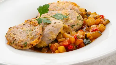 Un plato perfecto: Receta de solomillo de cerdo con pisto de calabacín Un plato perfecto: Receta de solomillo de cerdo con pisto de calabacín