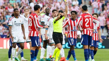 El colegiado Ortiz Arias muestra amarilla al Cuti Romero