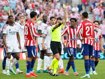 El colegiado Ortiz Arias muestra amarilla al Cuti Romero