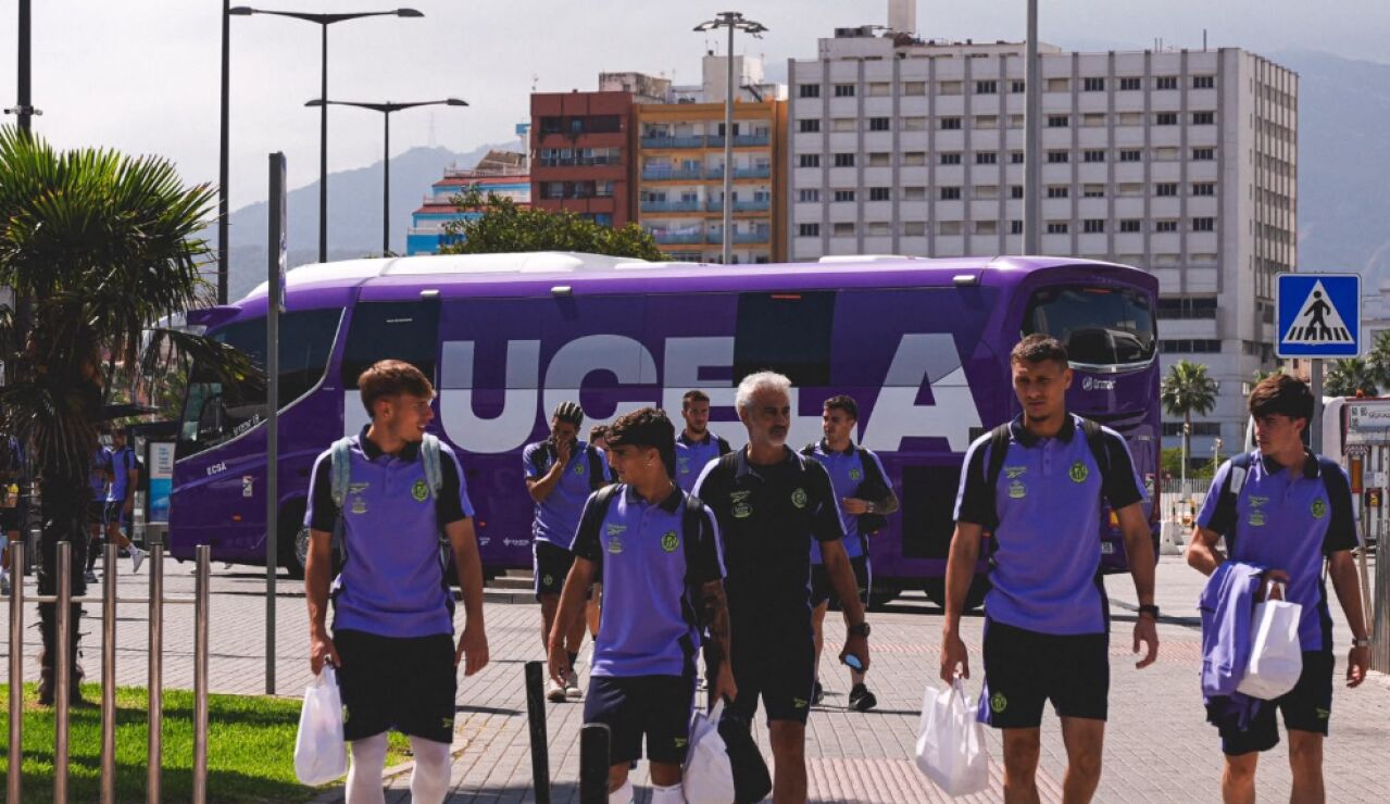 El autob&uacute;s del Real Valladolid a su llegada a Ceuta