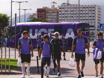 El autob&uacute;s del Real Valladolid a su llegada a Ceuta