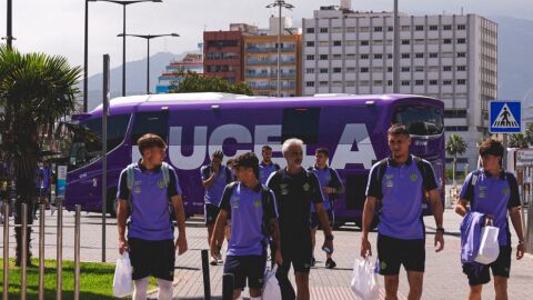 El autob&uacute;s del Real Valladolid a su llegada a Ceuta