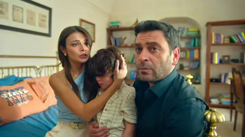 Sadakat convierte la mansión en un infierno y Cihan se lleva a Alya y al niño para protegerlos Sadakat convierte la mansión en un infierno y Cihan se lleva a Alya y al niño para protegerlos