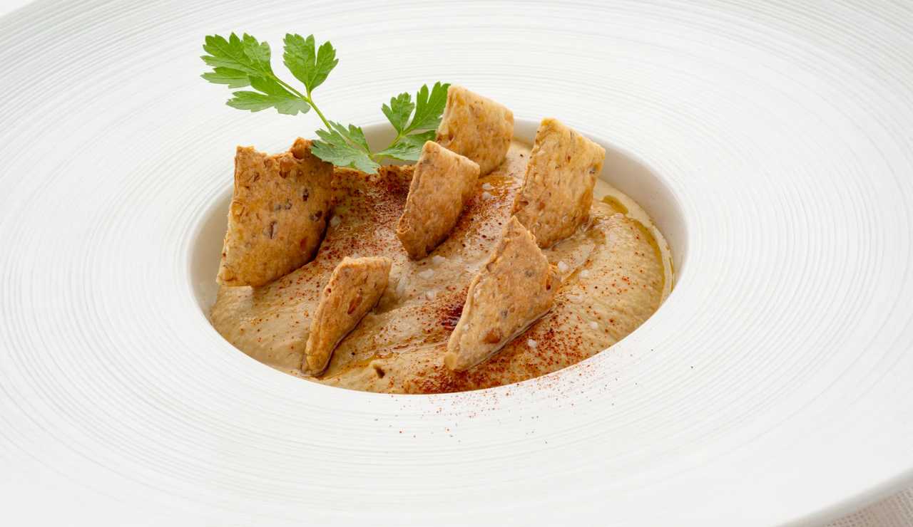 Un entrante fácil y rico: Hummus de berenjena y ajo con crackers de nueces