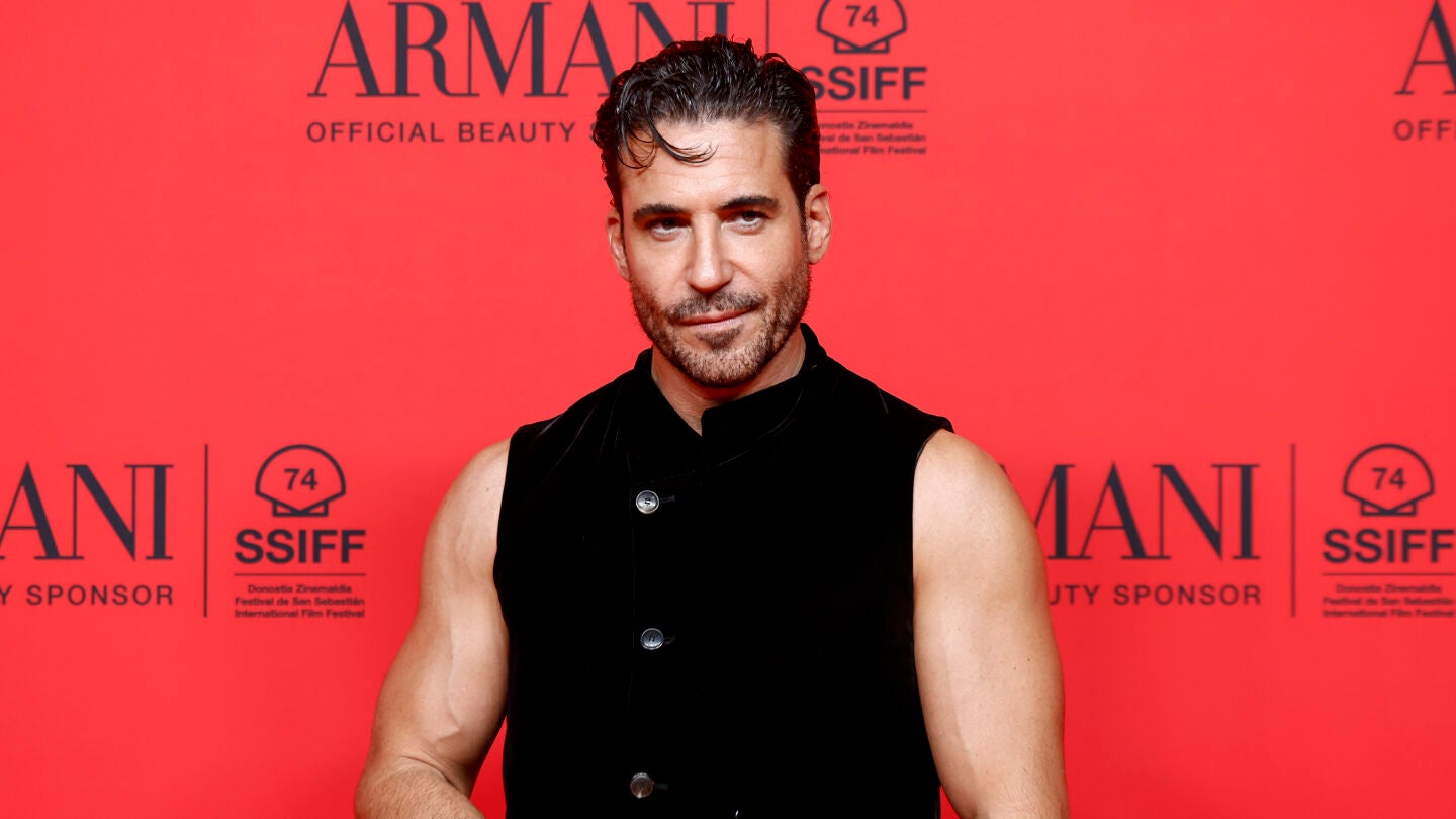 Miguel &Aacute;ngel Silvestre en el photocall de Armani Beauty en el Festival de San Sebasti&aacute;n