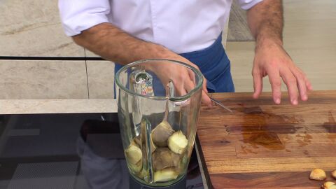 Bate los ingredientes para el hummus