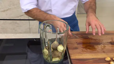 Bate los ingredientes para el hummus Bate los ingredientes para el hummus