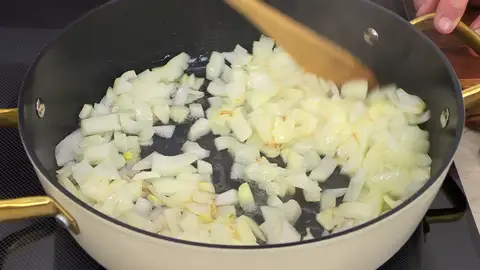 Pocha la cebolla Durante ocho o diez minutos