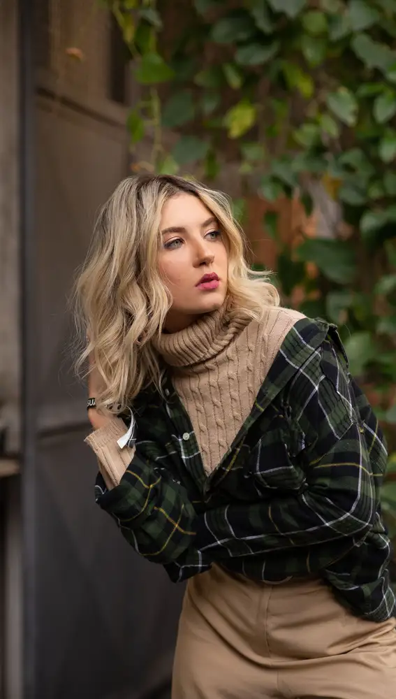 Mujer con una camisa con estampado tartán Mujer con una camisa con estampado tartán