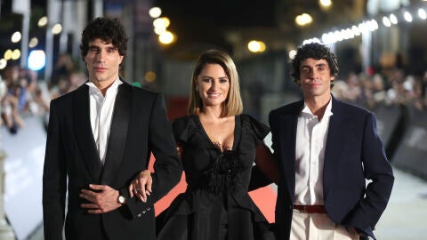 Penélope Cruz, Javier Calvo y Javier Ambrossi en la premiere de 'La bola negra' de San Sebastián