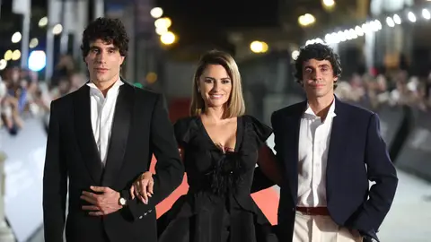 Penélope Cruz, Javier Calvo y Javier Ambrossi en la premiere de 'La bola negra' de San Sebastián Penélope Cruz, Javier Calvo y Javier Ambrossi en la premiere de 'La bola negra' de San Sebastián