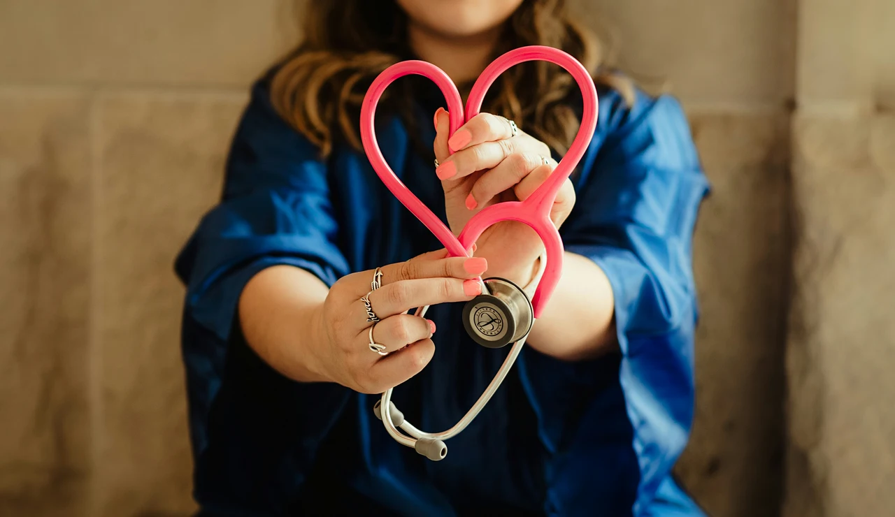 Doctora con un fonendoscopio en forma de corazón