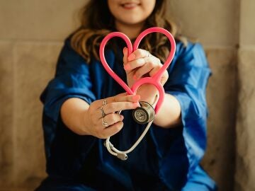 Doctora con un fonendoscopio en forma de coraz&oacute;n