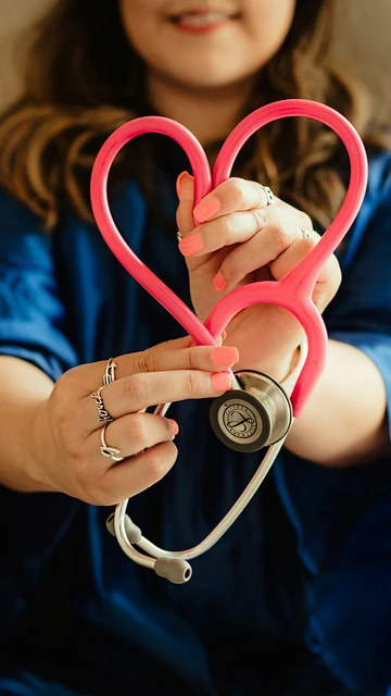 Doctora con un fonendoscopio en forma de corazón Doctora con un fonendoscopio en forma de corazón