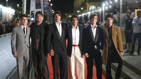 Javier Calvo y Javier Ambrossi junto a Miguel Bernardeau, Álvaro Lafuente, Milo Quifes y Carlos González en la premiere de 'La bola negra' de San Sebastián Javier Calvo y Javier Ambrossi junto a Miguel Bernardeau, Álvaro Lafuente, Milo Quifes y Carlos González en la premiere de 'La bola negra' de San Sebastián