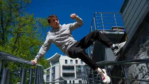 Hombre haciendo parkour Hombre haciendo parkour