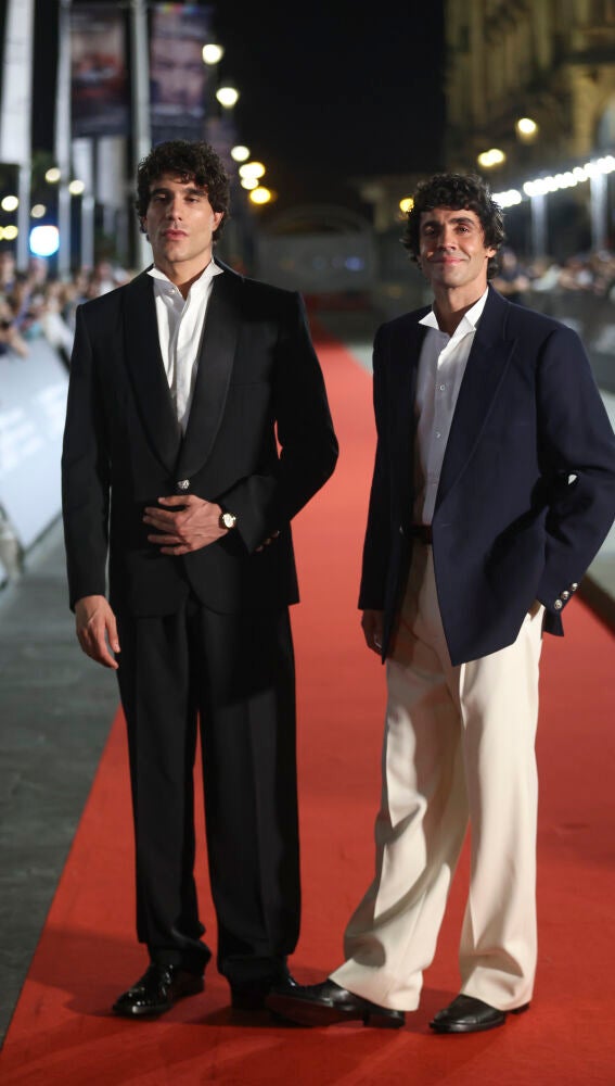 Javier Calvo y Javier Ambrossi en la premiere de 'La bola negra' de San Sebastián