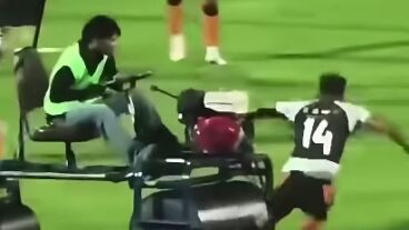 Momento en que la apisonadora arrolla a Andros Townsend
