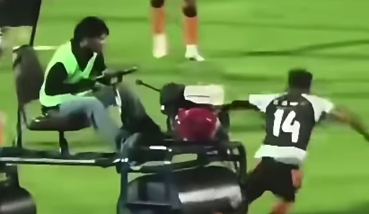 Momento en que la apisonadora arrolla a Andros Townsend