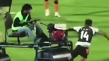 Momento en que la apisonadora arrolla a Andros Townsend
