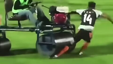 Momento en que la apisonadora arrolla a Andros Townsend
