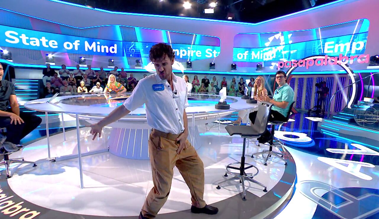 Pleno, chiste&hellip; &iexcl;y baile! Daniel Grao deja flipando a Roberto Leal en Pasapalabra