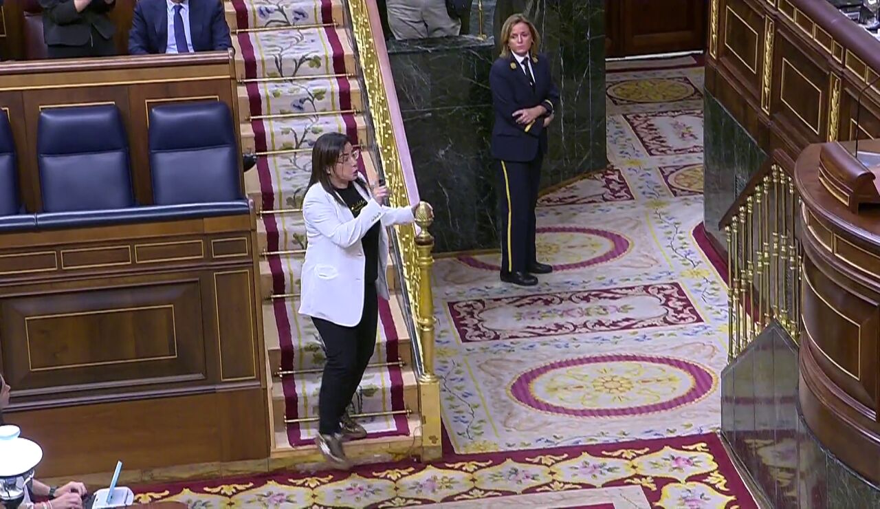 V&Iacute;DEO Del momento en la que expulsan del Congreso a la diputada del PP Ana V&aacute;zquez por llevar un "arma"
