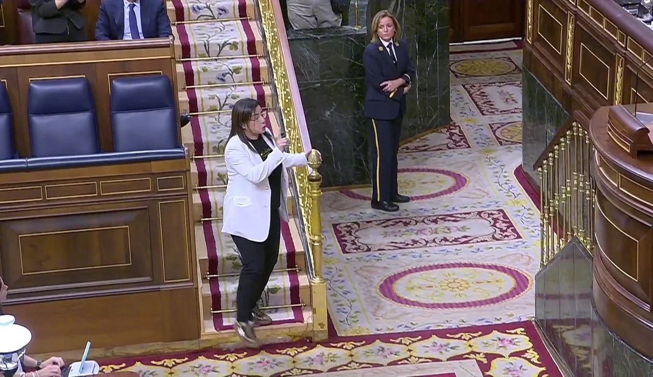 VÍDEO Del momento en la que expulsan del Congreso a la diputada del PP Ana Vázquez por llevar un "arma"