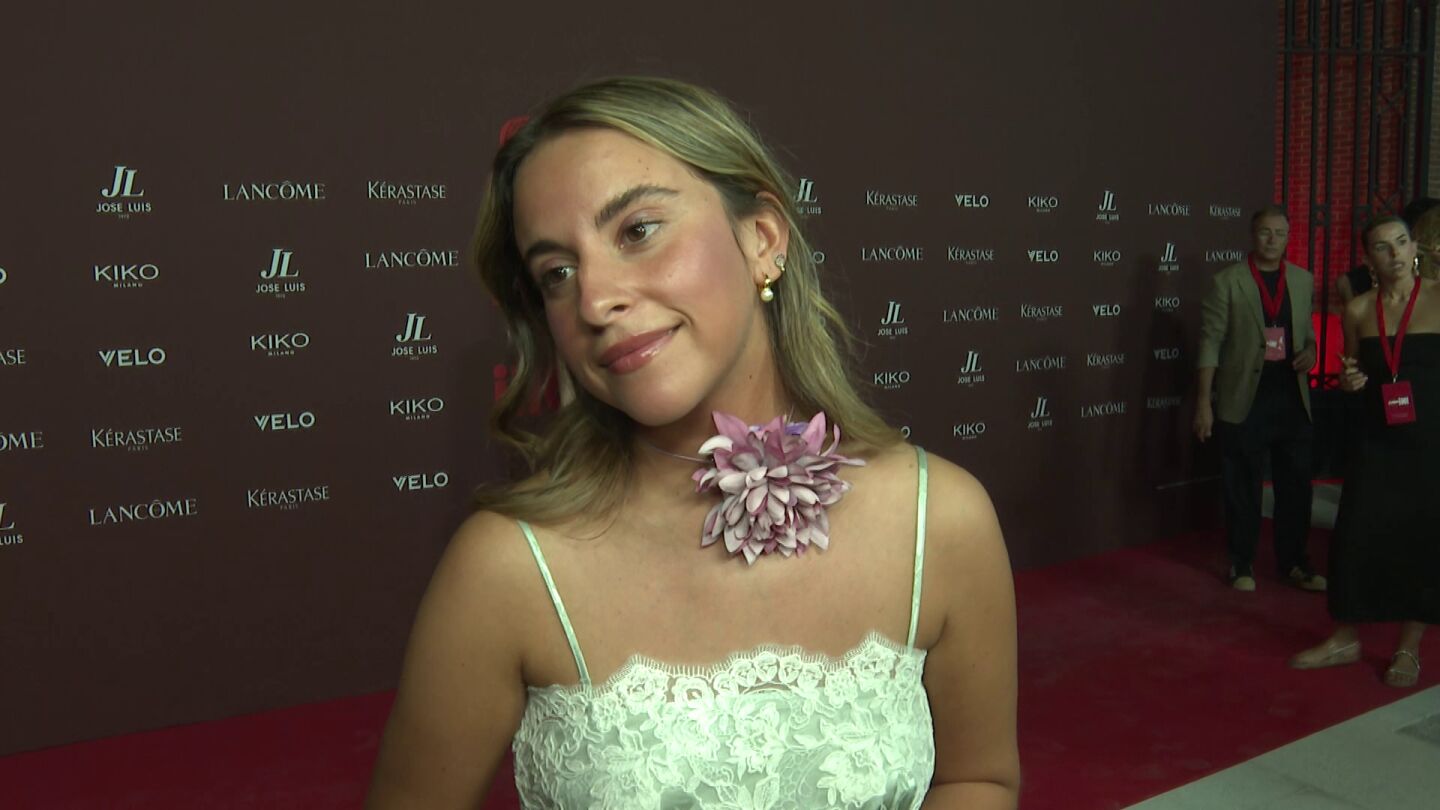 Blanca Pombo atendiendo a la prensa