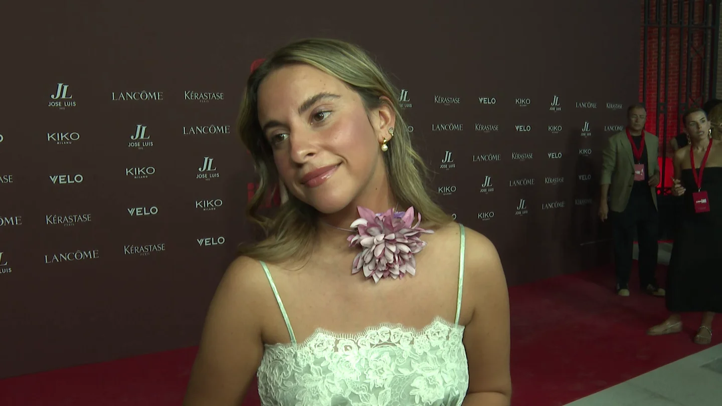 Blanca Pombo atendiendo a la prensa Blanca Pombo atendiendo a la prensa