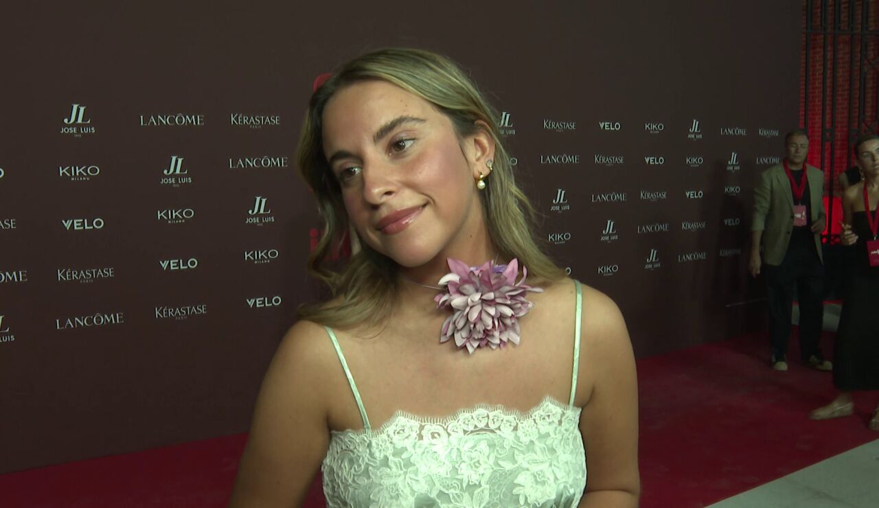 Blanca Pombo atendiendo a la prensa