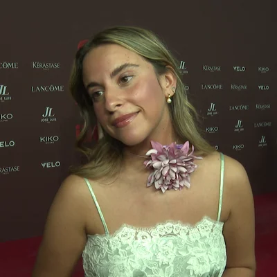 Blanca Pombo atendiendo a la prensa