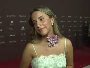 Blanca Pombo atendiendo a la prensa Blanca Pombo atendiendo a la prensa
