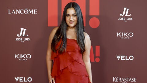 Daniella Bustamante posando para la prensa