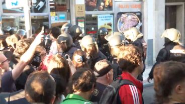 Los antidisturbios cargan contra los vecinos que intentan paralizar el desahucio de Maricarmen en Madrid