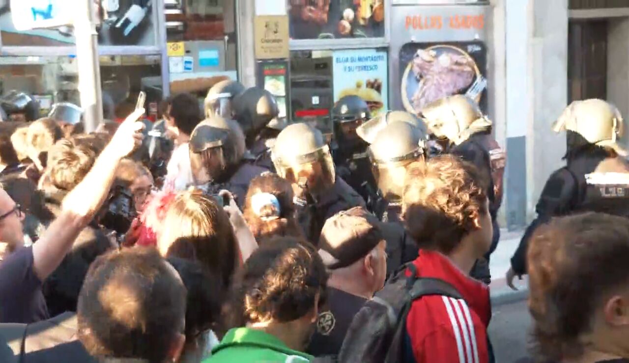 Los antidisturbios cargan contra los vecinos que intentan paralizar el desahucio de Maricarmen en Madrid