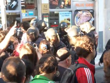 Los antidisturbios cargan contra los vecinos que intentan paralizar el desahucio de Maricarmen en Madrid