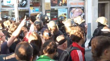 Los antidisturbios cargan contra los vecinos que intentan paralizar el desahucio de Maricarmen en Madrid