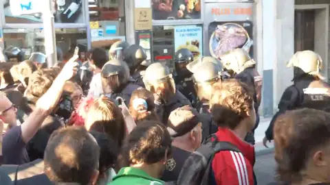Los antidisturbios cargan contra los vecinos que intentan paralizar el desahucio de Maricarmen en Madrid Los antidisturbios cargan contra los vecinos que intentan paralizar el desahucio de Maricarmen en Madrid