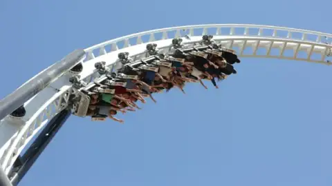 Imagen de una montaña rusa Imagen de una montaña rusa