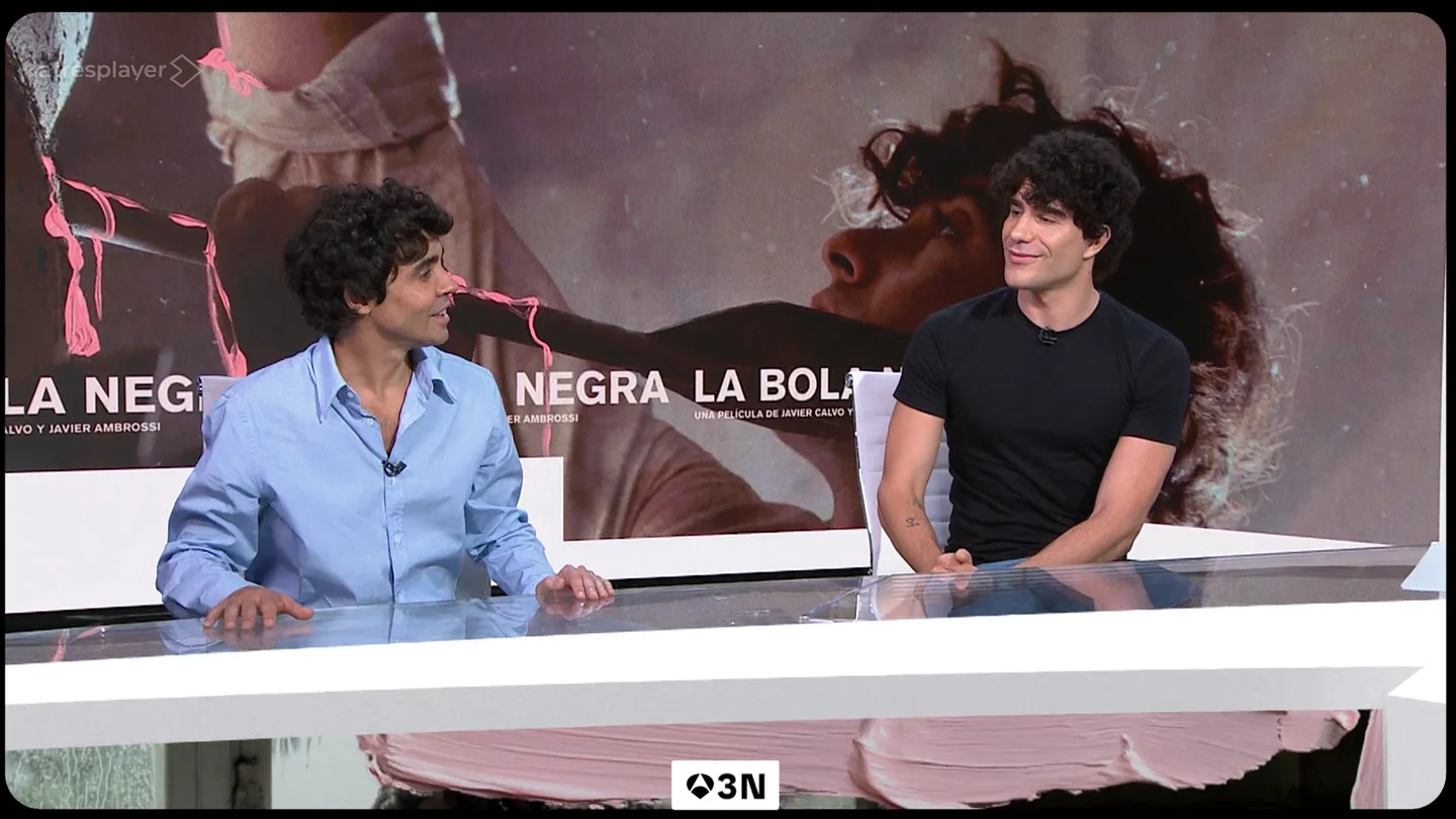 Javier Ambrossi y Javier Calvo hablan de La bola negra en Antena 3 Noticias Javier Ambrossi y Javier Calvo hablan de La bola negra en Antena 3 Noticias