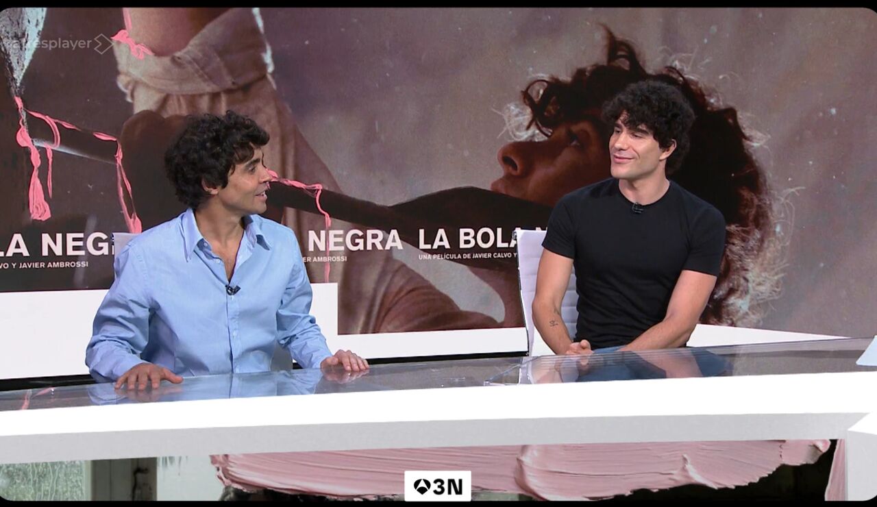 Javier Ambrossi y Javier Calvo hablan de La bola negra en Antena 3 Noticias