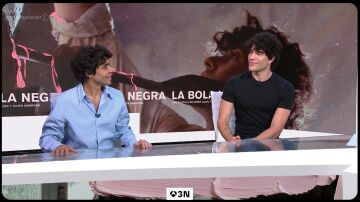 Javier Ambrossi y Javier Calvo hablan de La bola negra en Antena 3 Noticias