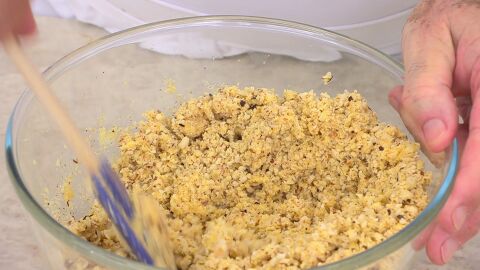 Mezcla los ingredientes con movimientos envolventes